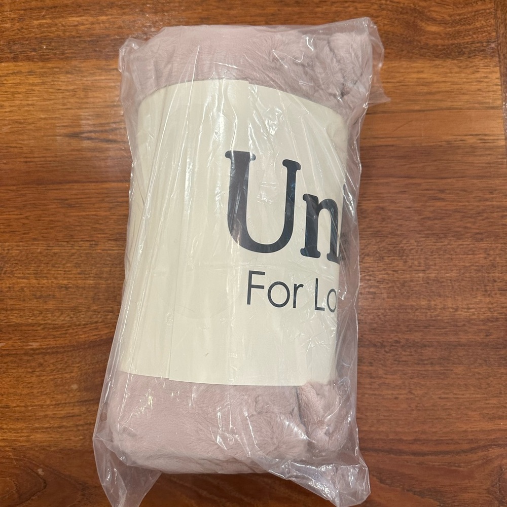 NEW Unhide Lil Marsh Blanket, Rose, Size Small 50 in x 60 in